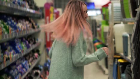 Mujer-Divertida-Baila-En-El-Supermercado-Entre-Las-Filas