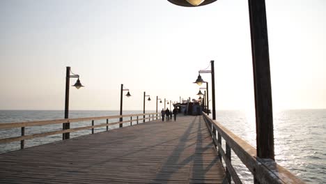 Goldene-Stundensonne,-Die-Bei-Sonnenuntergang-Von-Einer-Lampe-Auf-Dem-Swakopmund-Steg-In-Namibia-Offenbart-Wird