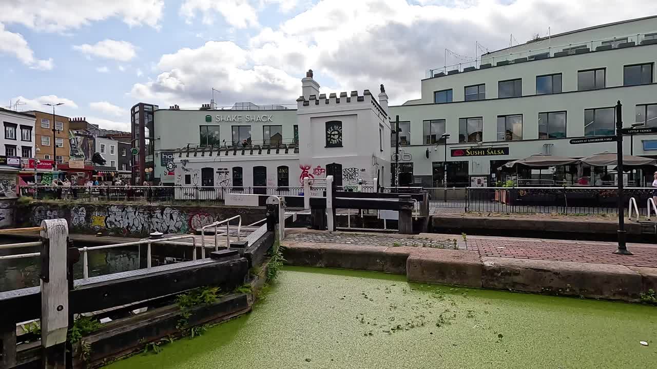 런던의 건물과 레스토랑과 함께 운하 잠금