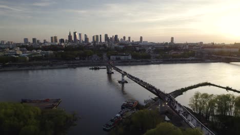 Langsamer-Rückzug-Aus-Der-Luft-Bei-Sonnenuntergang-über-Dem-Fluss-Und-Der-Skyline-Von-Warschau,-Polen