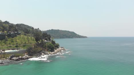 Prístinas-Olas-Del-Mar-De-Andaman-Lavándose-En-La-Costa-De-Phuket