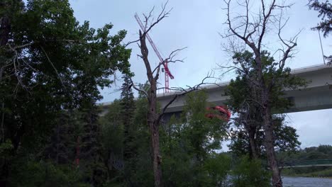 se acercó la grúa por la zona de construcción del puente de la carretera