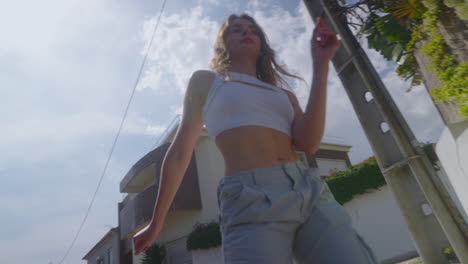 mujer caminando por la ciudad