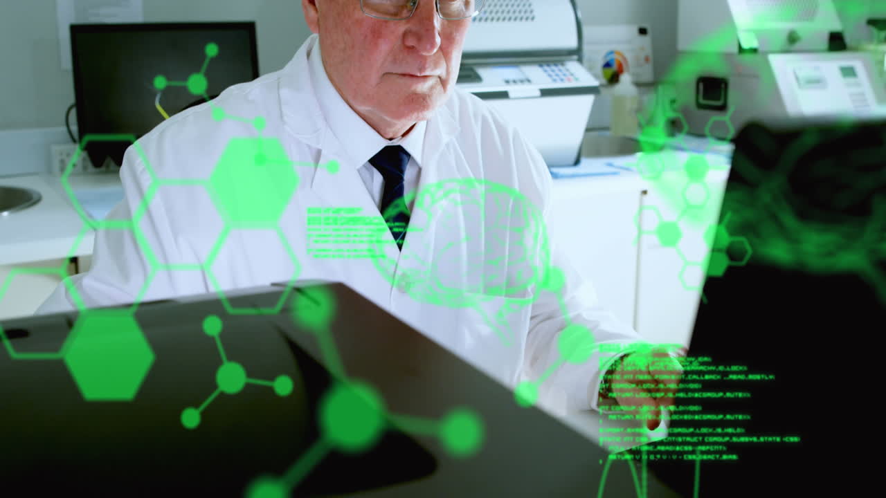 데이터 처리 및 인간 뇌의 애니메이션 컴퓨터를 사용하여 남성 과학자 위에 회전