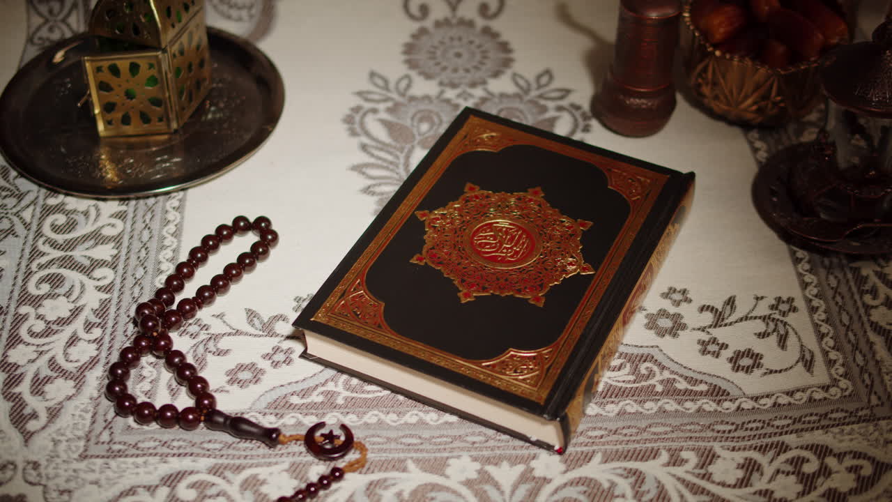 Primo piano del libro del Corano, preghiera, religione islamica. Festività religiosa del Ramadan, mese sacro. Culto, preghiera tradizionale a Dio.