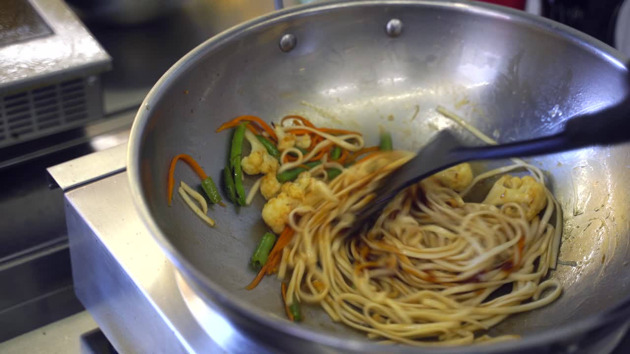 fideos fritos con verduras en un wok
