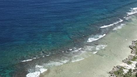 Volando-Sobre-La-Playa-De-La-Isla-De-Vanuatu-Con-Impresionantes-Aguas-Azules-Y-Shorline-Rocoso