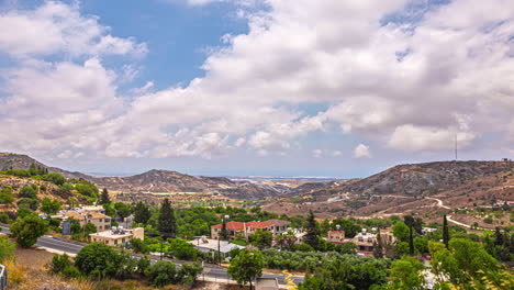 lapso de tiempo de nubes y valle desde el punto de vista del bosque de picni, chipre