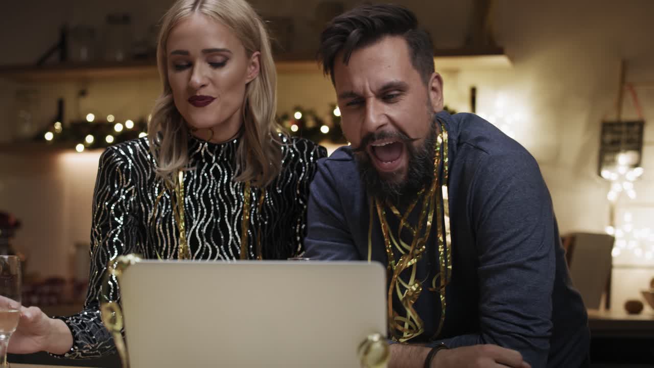 video de la cuenta atrás de la pareja hasta la medianoche en los años nuevos