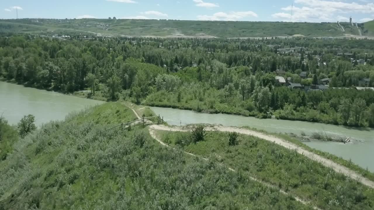тропа на вершине хребта вдоль городской реки