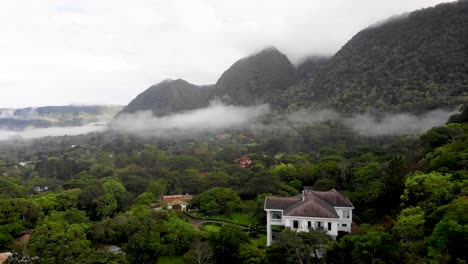 Town-houses-at-Valle-de-Anton-in-central-Panama-built-on-extinct-volcano-crater,-Aerial-flyover-shot