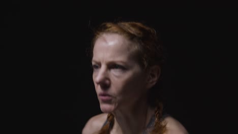fotografía de estudio de cerca de una mujer madura con ropa de gimnasia haciendo ejercicio cardio 1