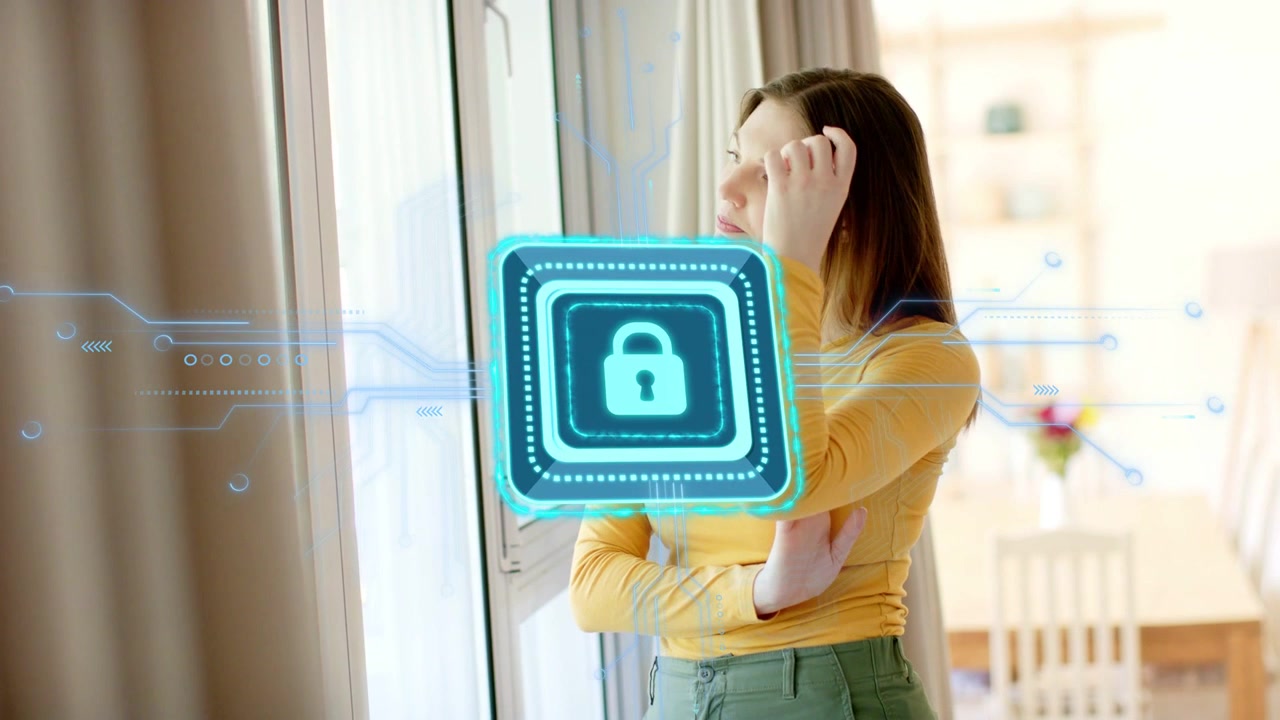 Mulher em pé junto à porta de vidro, com cadeado digital surgindo sobre o tronco e aumentando de tamanho, verificando a segurança da casa.