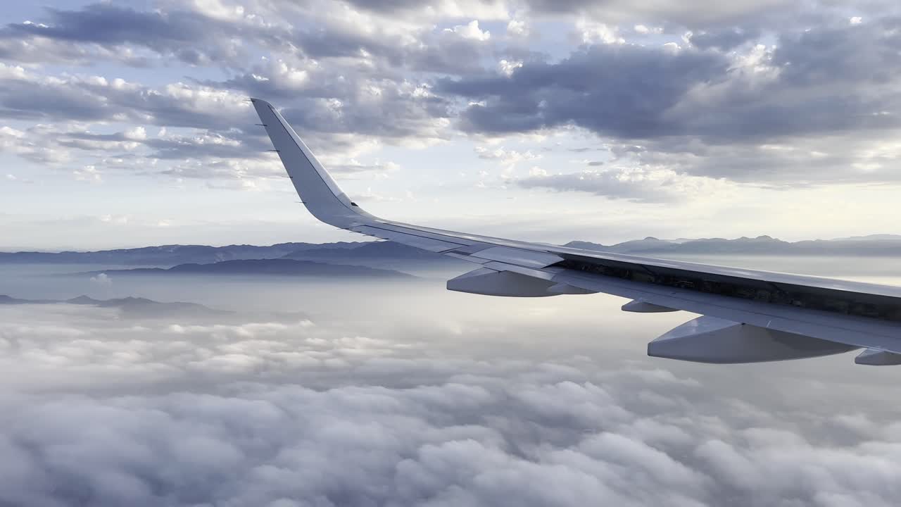 vista desde el plano de la ventana, vista del cielo por encima de las nubes, ciudad