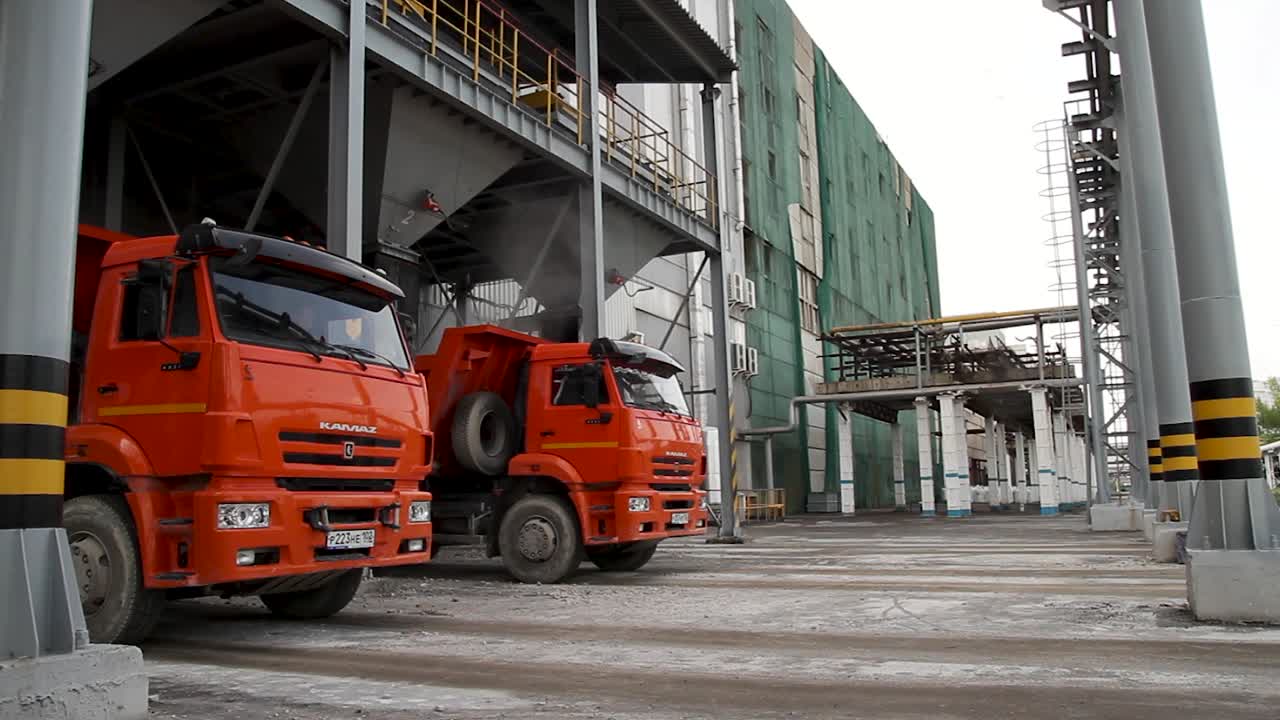 промышленная зона с грузовиками