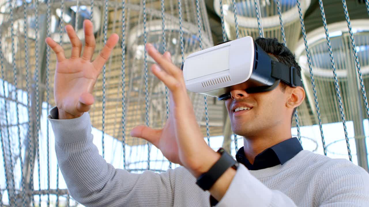 Pendolare uomo che usa il visore per la realtà virtuale 4k