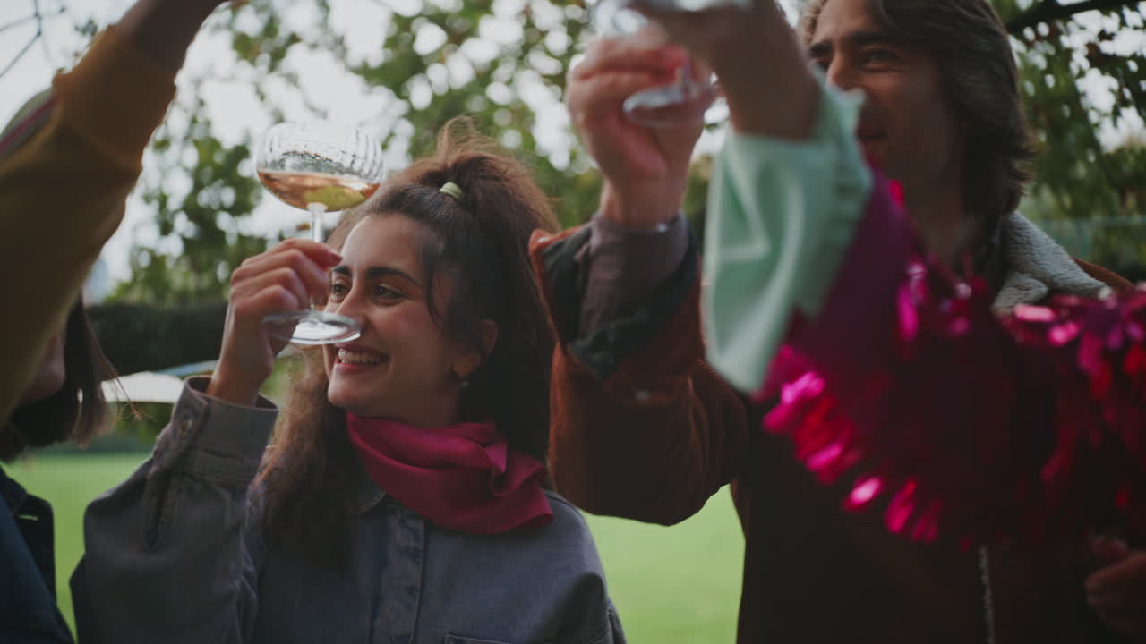 amigos celebrando con bebidas al aire libre
