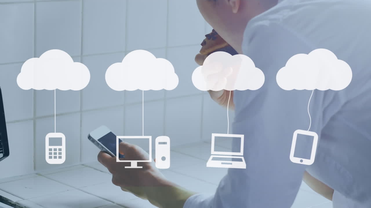 animación de nubes e iconos de medios sobre el hombre usando un teléfono inteligente