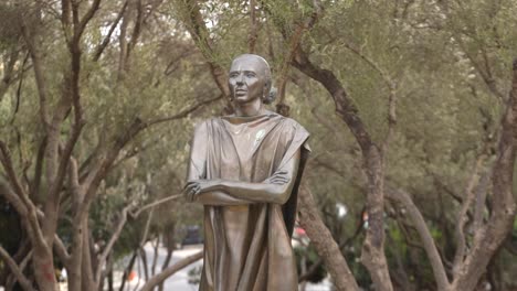 estatua de maría callas rodeada de árboles