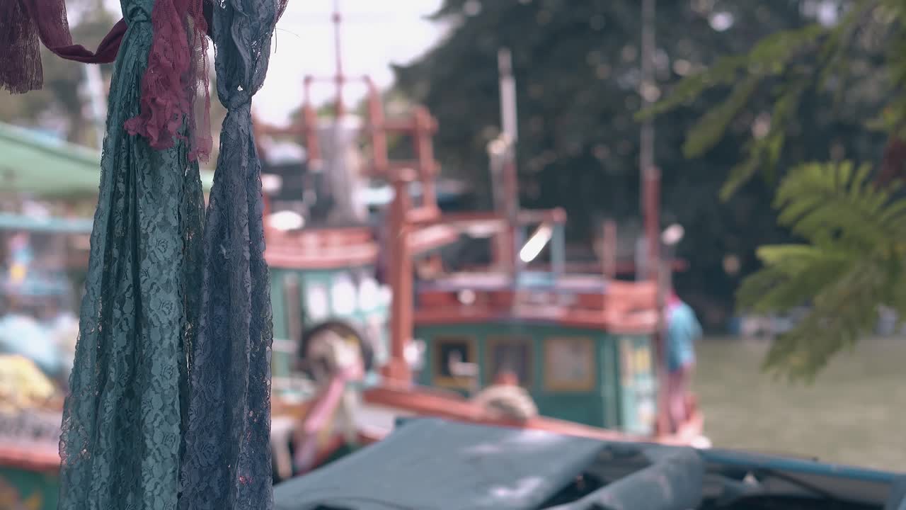 puerto y barcos de pesca con efecto bokeh y bufandas de encaje