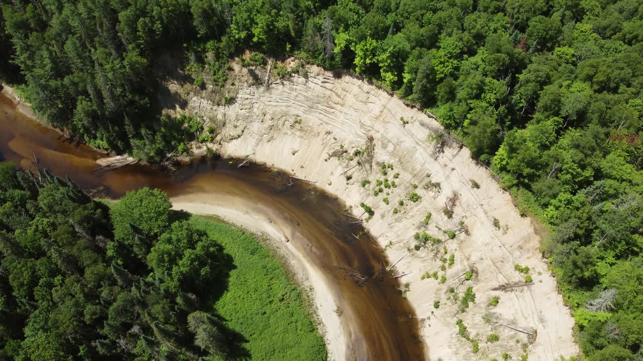 vista aérea del agua que fluye en una gran curva a través de un bosque en el parque arrowhead, ontario, canadá