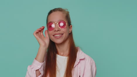 Retrato-De-Una-Seductora-Y-Bonita-Adolescente-Estudiante-Con-Gafas-De-Sol,-Sonrisa-Encantadora