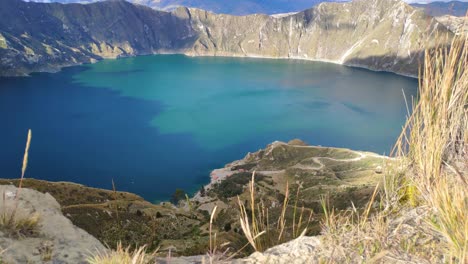 el lago quilotoa es un lago en un cráter de volvano y es famoso por su color turquesa