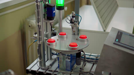 máquina tipo banco que verifica la precisión de las dimensiones del orificio del disco en la escuela de oficios