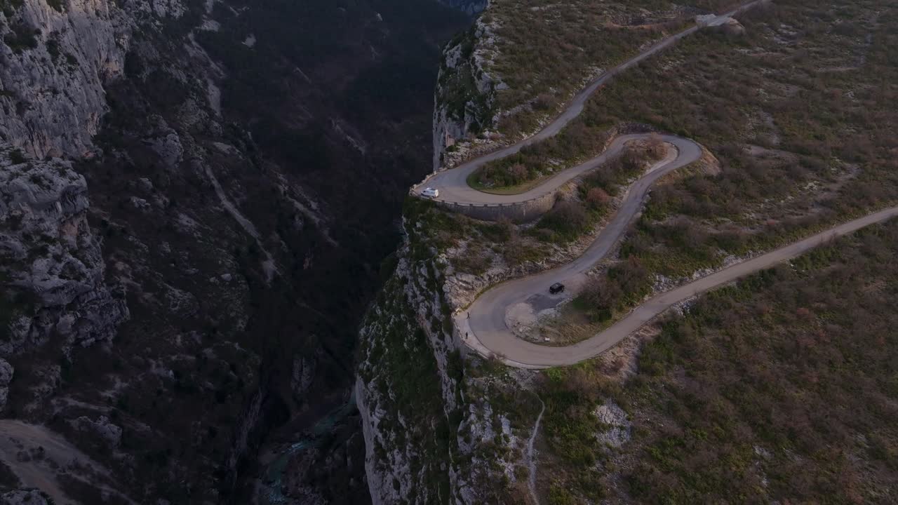 Vista aerea della luce del mattino sulle Gorges du Verdon e un camper da viaggio