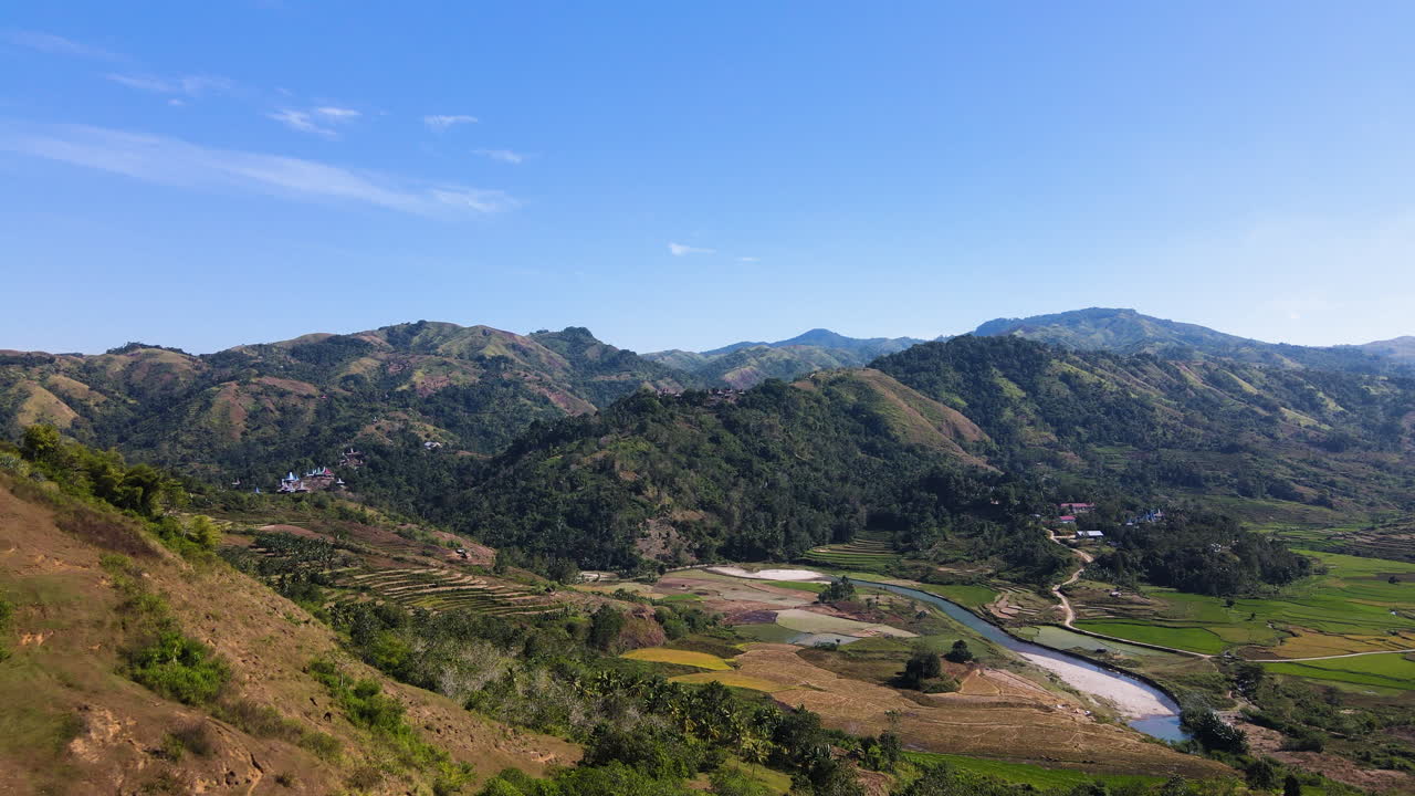 인도네시아 서부  ⁇ 바, 동부 누사 텐가라 의 산악 풍경 과 강 근처 의 테라스 된  ⁇  과 강