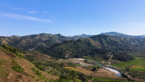 paisaje de paisaje montañoso con campos en terrazas y río cerca de pantai watu bella, oeste de sumba, este de nusa tenggara, indonesia