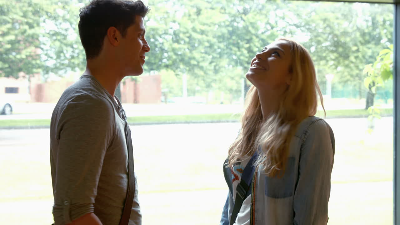 강의 후 대화 하는 학생 들