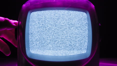 tv retro, televisión vintage en una configuración nostálgica, una tv retro muestra grano en la pantalla, dispositivo aterrador de la noche de halloween bueno para la llave de croma y la pantalla verde. imágenes de alta calidad 4k