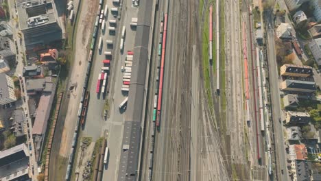dron de salzburgo, austria. vista aérea de la estación central de trenes y el paisaje urbano y las montañas brumosas, de arriba hacia abajo