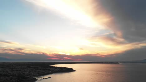 hermosa puesta de sol en la costa de halkidiki, grecia