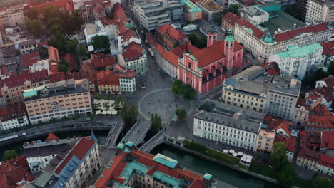 Vista-Superior-Del-Puente-Triple-Y-La-Iglesia-Franciscana-En-La-Plaza-Preseren-En-El-Centro-De-La-Ciudad-De-Ljubljana-En-Eslovenia