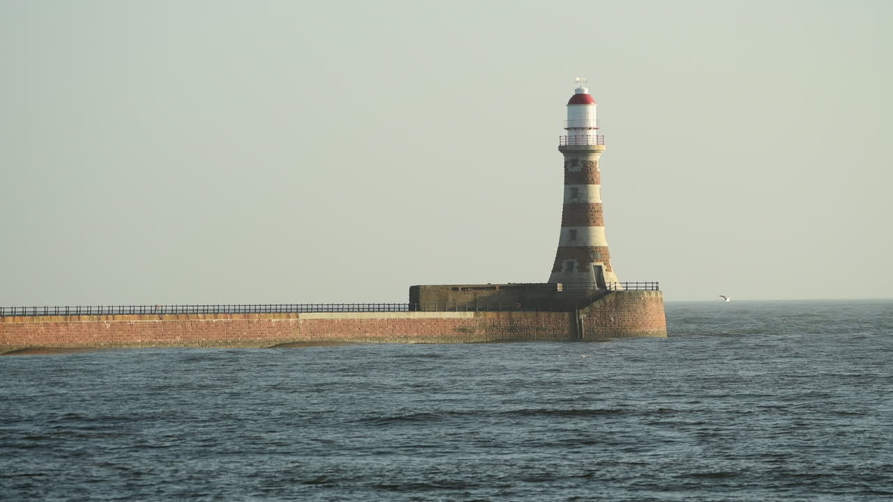 ⁇ 은  ⁇ 은 날에 부두의 끝에 있는 로커 등대