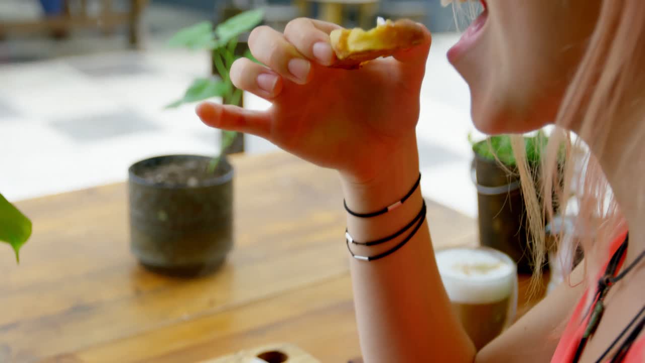 mujer con aperitivo en el café 4k