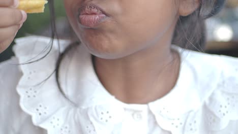 una chica joven comiendo.