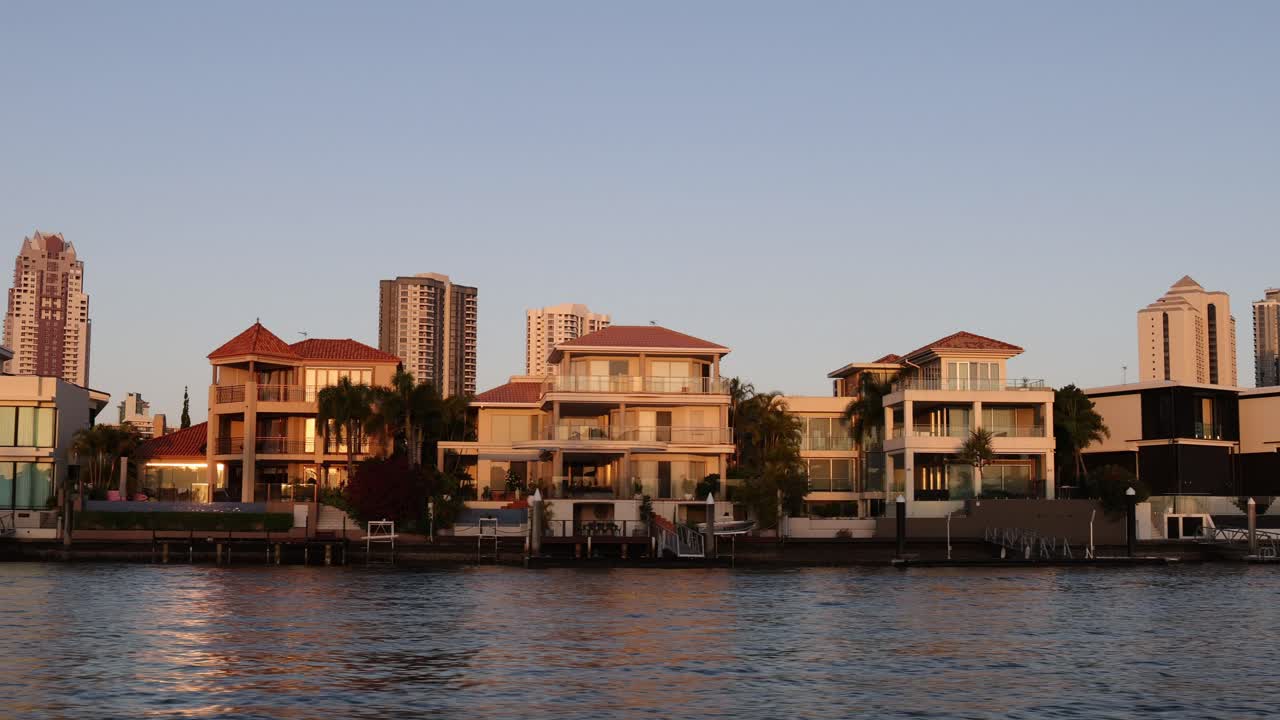 해가 지는 시점 에 해안가 에 있는 집 들 이 있는 도시 스카이 라인