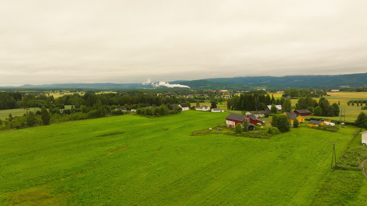 노르웨이 남동부 의 시골 마을 에 있는 농장 의 아름다운 풍경