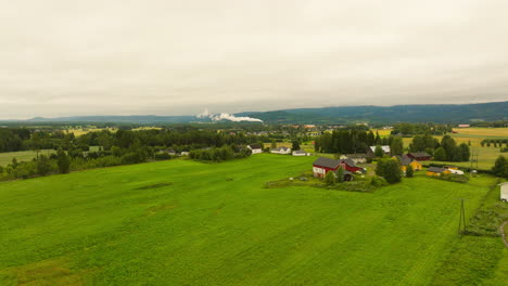 Idyllischer-Blick-Auf-Einen-Bauernhof-In-Ländlichen-Dörfern-Im-Südosten-Norwegens