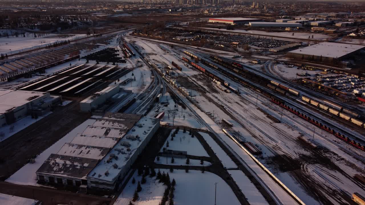 una toma aérea reveladora del centro de calgary con vías de tren en primer plano durante el invierno