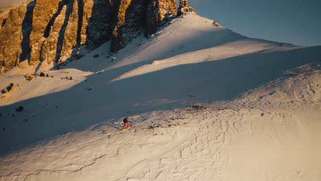 Drone-Gira-Alrededor-De-Un-Esquiador-De-Fondo-En-Los-Dolomitas