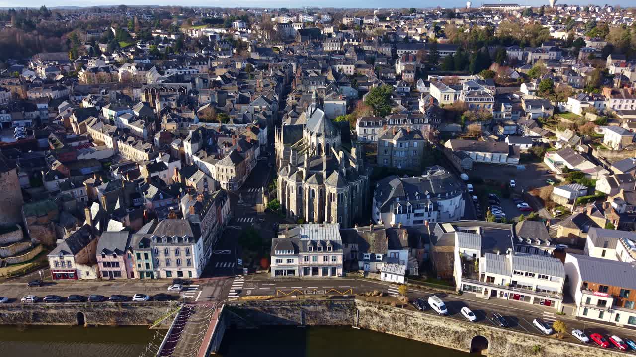 Basilica di Notre Dame des Miracles, ponte e fiume Mayenne nella storica città di Mayenne, Francia. Drone aereo in avanti