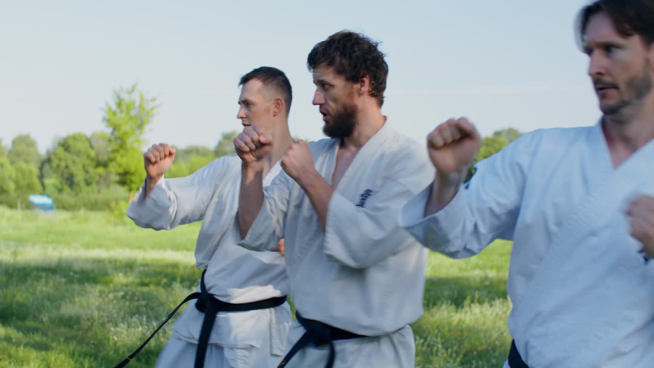 Lezione di karate all'aperto