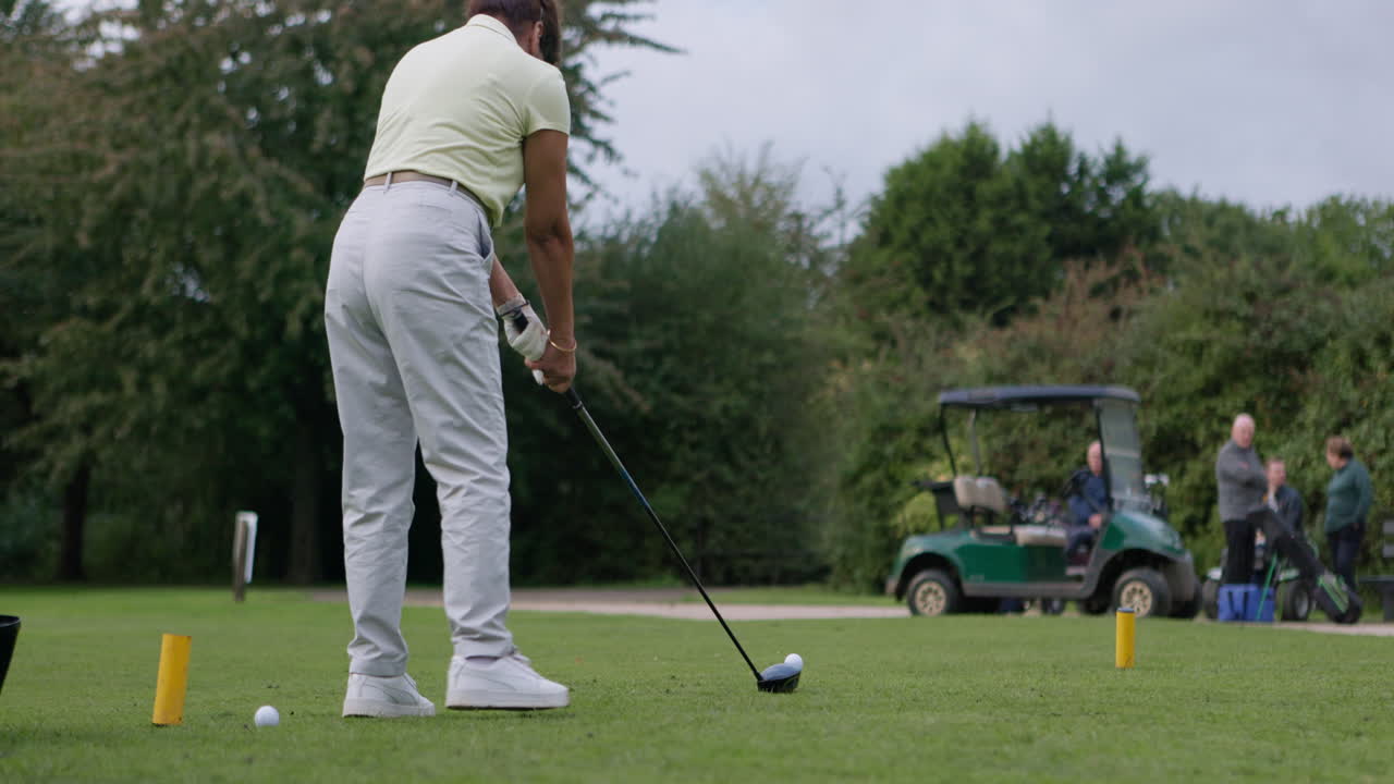 jugador de golf en un campo de golf