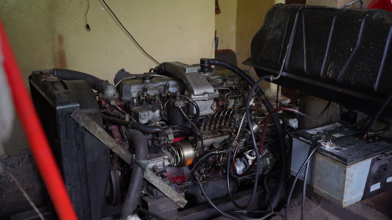 un primer plano de un motor que trabaja para producir energía