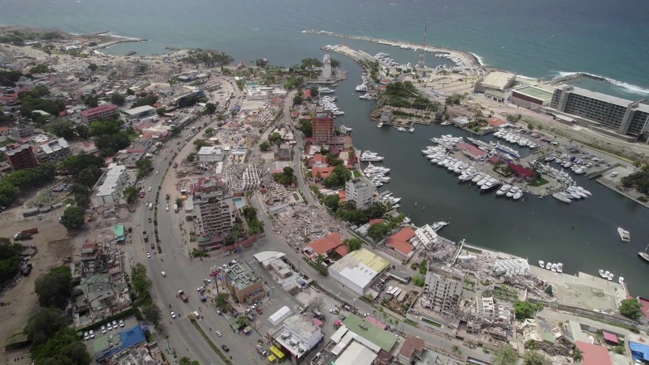 Drone aereo 4K Dlog che documenta la distruzione del terremoto, le operazioni di risposta all'emergenza e le aree urbane danneggiate con perimetro di sicurezza Impatto Sismico a La Guaira, Venezuela