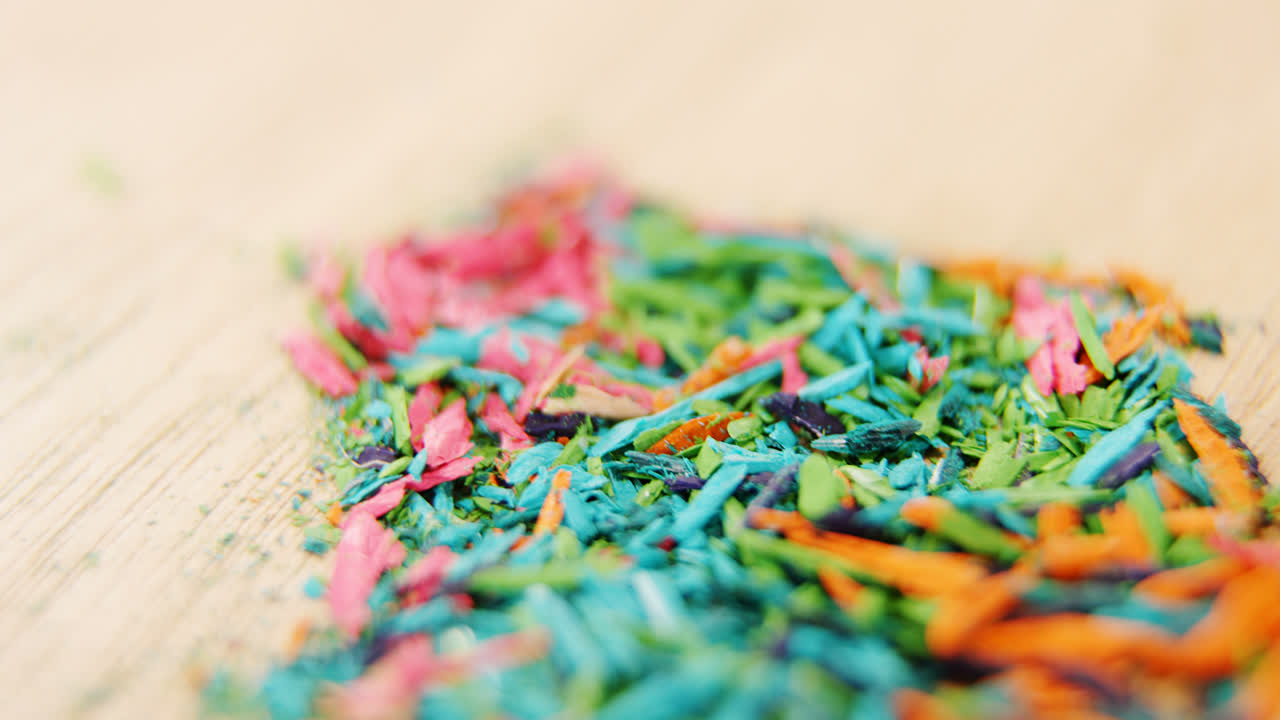 나무 바탕 에 여러 가지 색 의 연필 어리